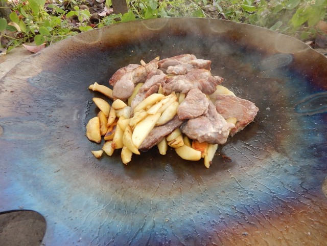 Картошка с мясом. Мангал.