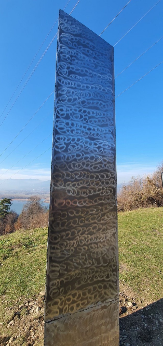 В Румынии появился загадочный обелиск после того, как похожий объект пропал из пустыни Юты
