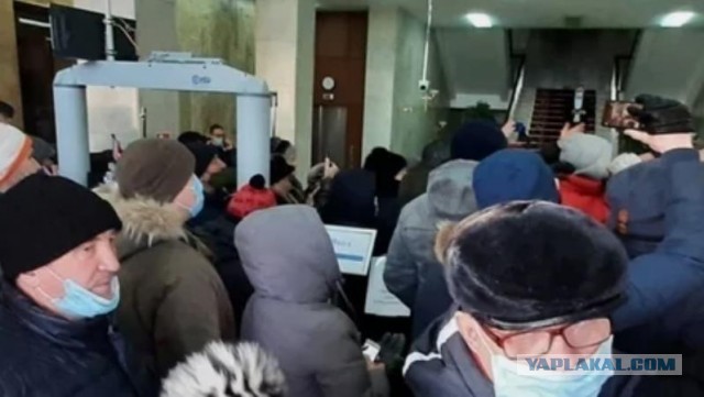 В Башкирии жители штурмуют здание правительства