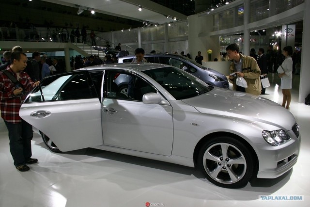 Едет пацанчик, сигаретку покуривает