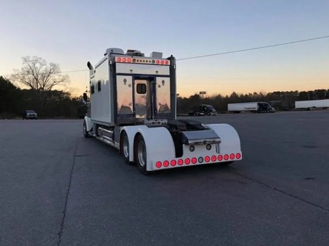 Почему американский тягач Kenworth W900 выпускается с 1961 года и по сей день?