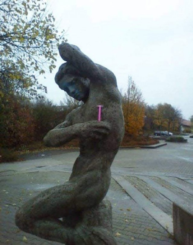 Приколы со скульптурами.