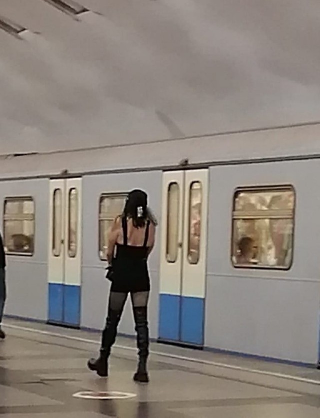 Свежая порция "модников" из нашего метро