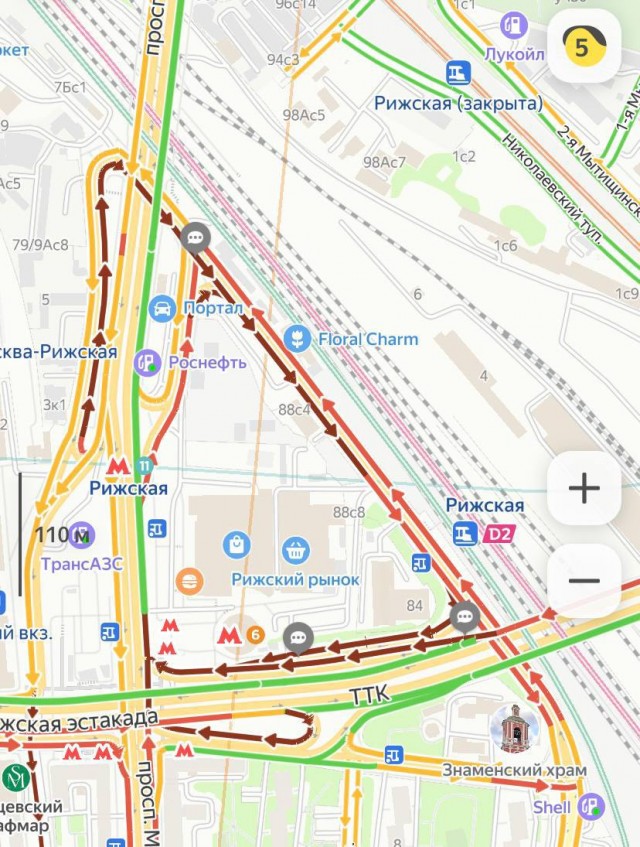 12-километровая пробка из желающих купить цветы образовалась у Рижского рынка