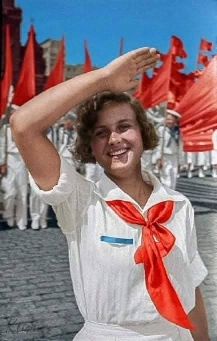 Вожатая пионepcкой кoлонны на параде физкультурников 24 июня 1938 года.