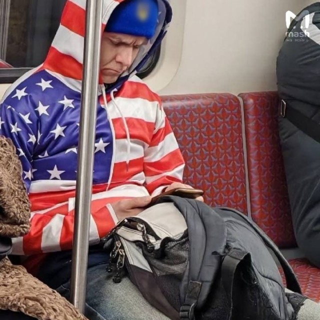 С украинским трезубцем на шапке и американским флагом