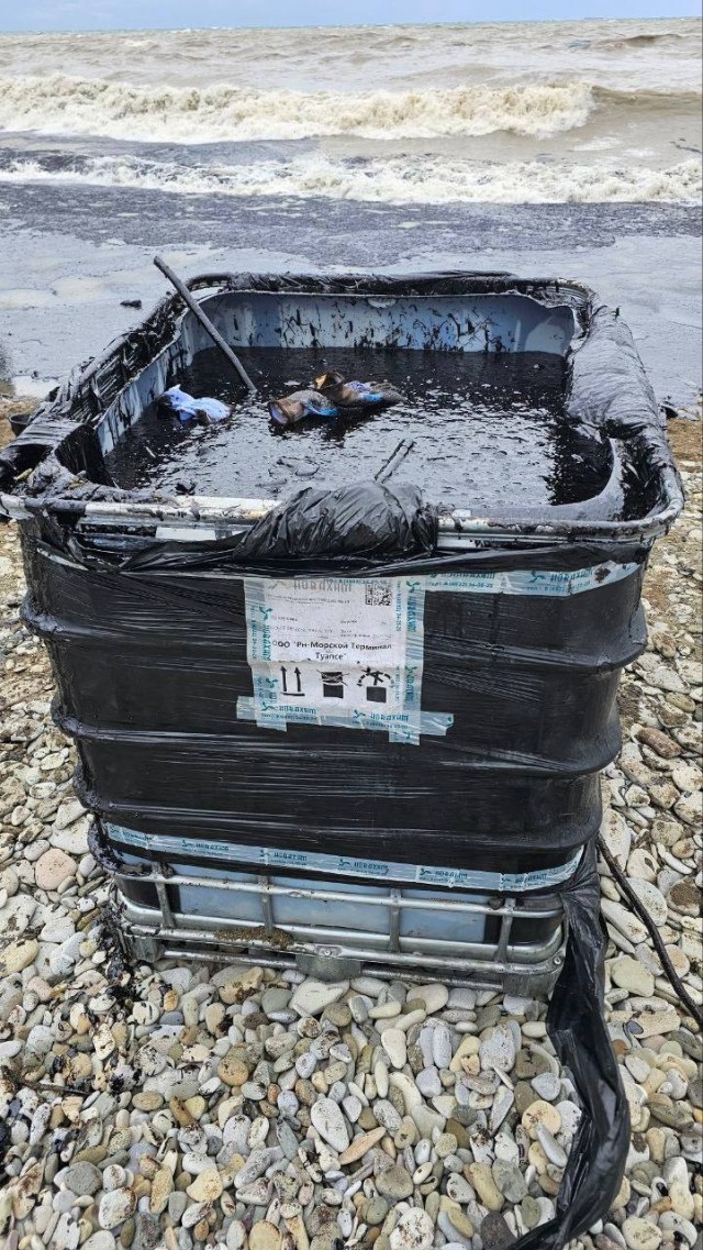 Мазут попал в море в Туапсе после ЧП на терминале