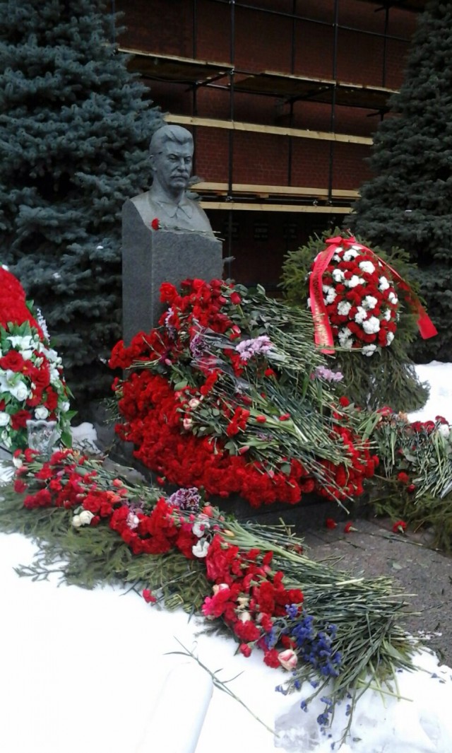 Россия, XXI век. Сталину несут цветы