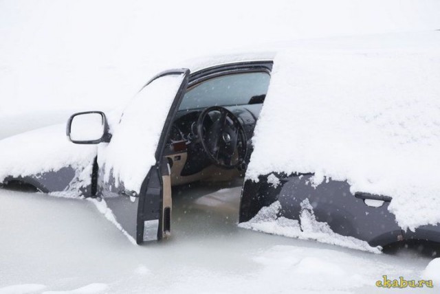 Как вызволяют машины из ледового плена