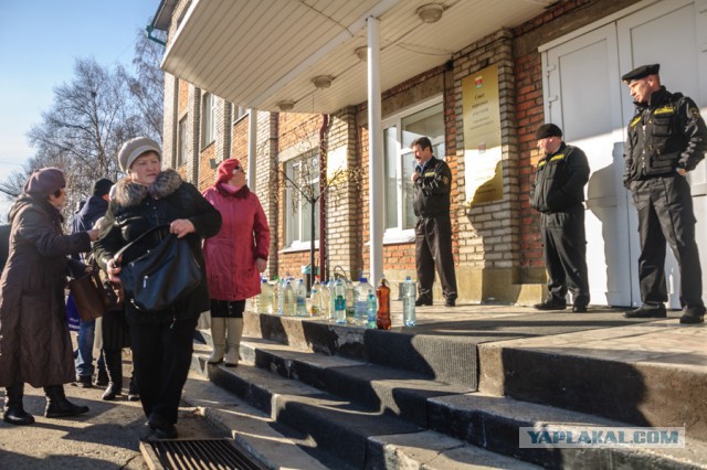 В Тайге жители принесли бутылки с водой на крыльцо администрации. Второй год в воде марганец и фенол превышает нормы.