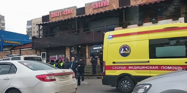 В Питере уроженец Таджикистана набросился на двоих парней во время совершения сделки продажи авто и нанёс несколько ударов ножом