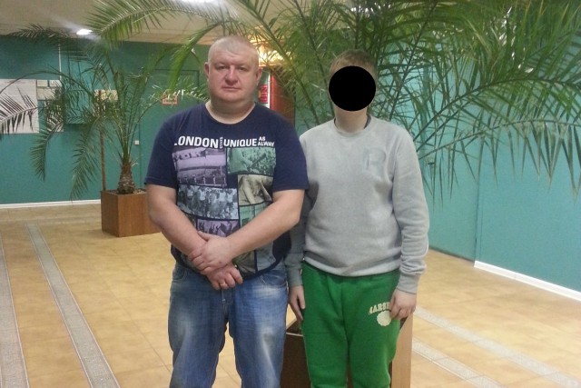 Камеры наблюдения сняли драку между двумя болельщиками после хоккейного матча в Сергиевом Посаде
