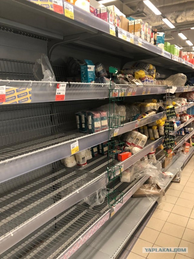 Как выглядят магазины Европы на фоне пандемии коронавируса. Фоторепортаж