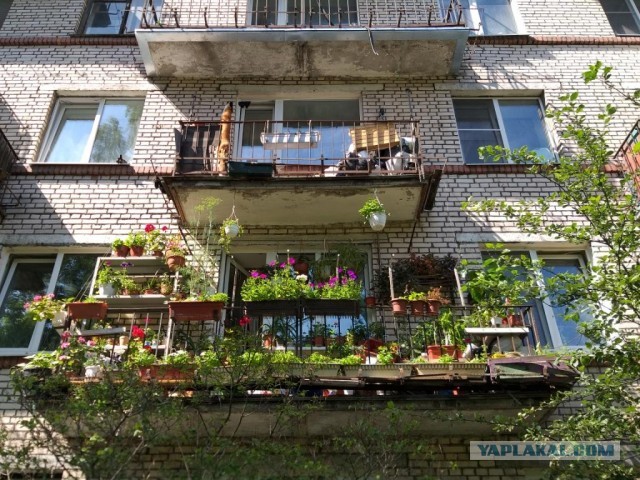 15 ужасных балконов: от нелепого самостроя до бункера от зомби