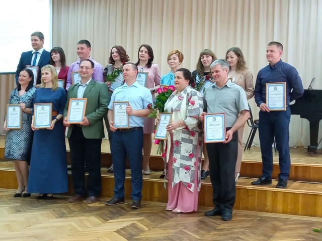 Лучших учителей из Курской области наградили сухарями