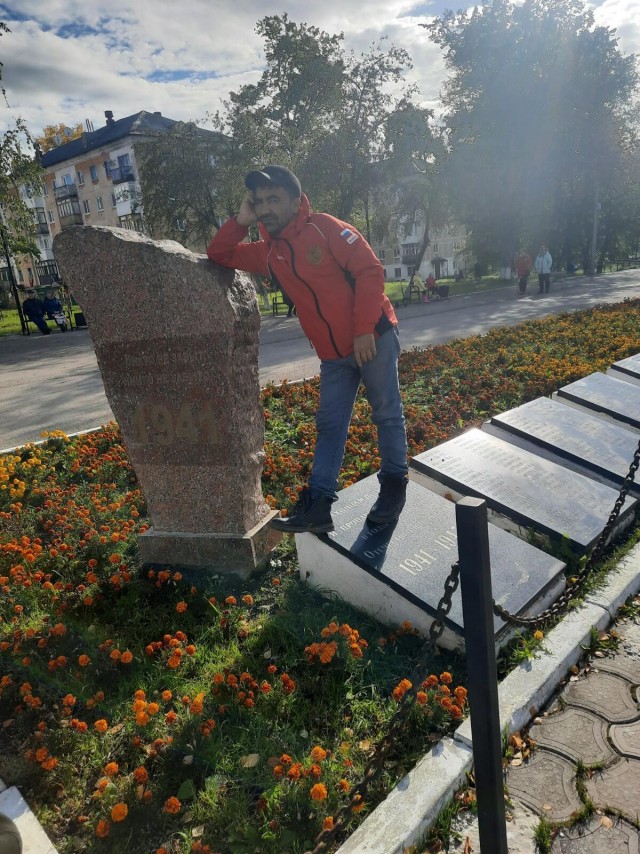 В городе Губаха Пермского края "гость города" устроил фотосессию на памятных плитах с именами погибших в ВОВ