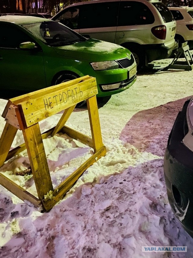 Инициативные жители Мурманска решили бороться с захватчиками парковочных мест во дворах у многих это вызвало недовольство