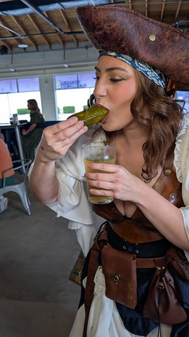 Нужна помощь профессионалов-садоводов, коллеги!