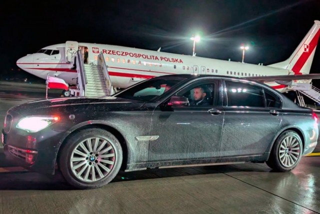 Польского президента встретили в Латвии на грязном автомобиле
