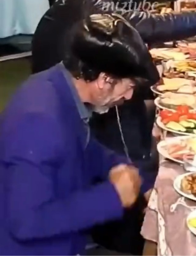 А эта свадьба, свадьба, свадьба пела и плясала