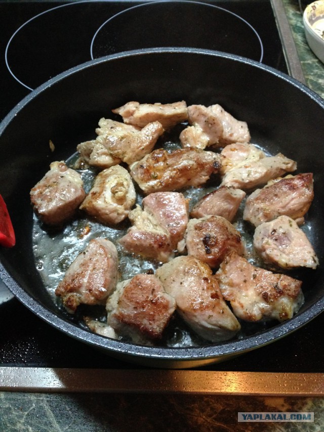 Свинина карри на листьях салата