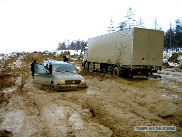 Самая федеральная трасса. На участке дороги между Петербургом и Карелией застряли в грязи 30 машин