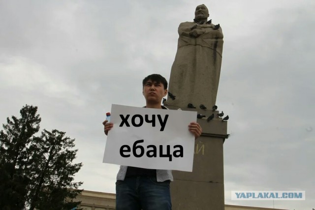 Житель Уральска вышел на площадь с пустым плакатом — его задержала полиция