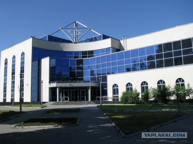 Ургант высмеял «православных бойцов», охранявших строительство храма в Екатеринбурге
