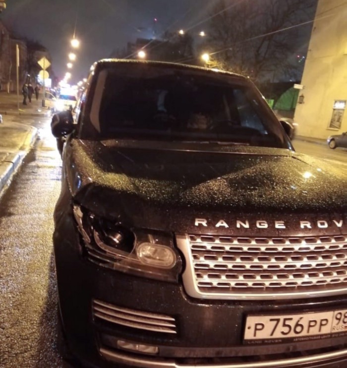 Это едет по встречке на папином Range Rover сын известного питерского ресторатора Мехтиева, Дамир