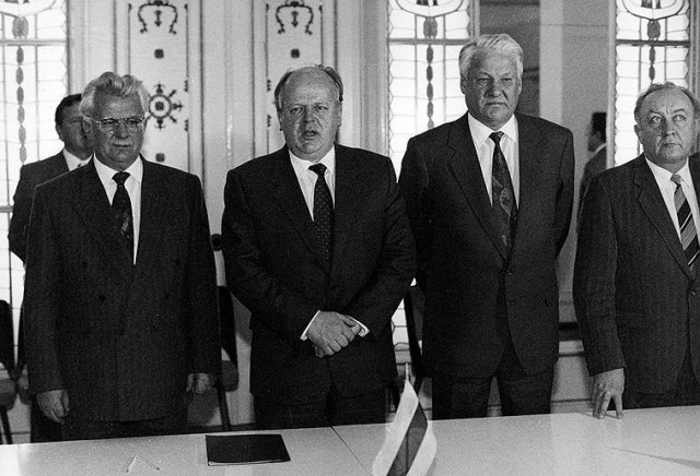 Перед посольством США в Москве