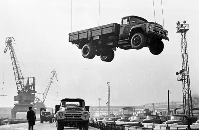 Фотографии прошлого с автомобилями, грузовиками и автобусами