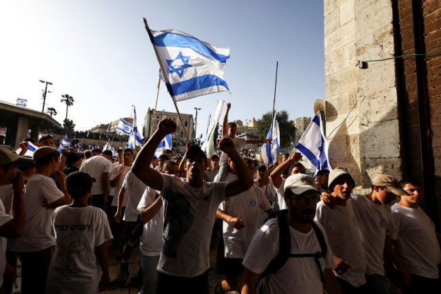 Размахивающие флагами израильтяне выходят на улицы, стычки вспыхивают в мечети Аль-Акса