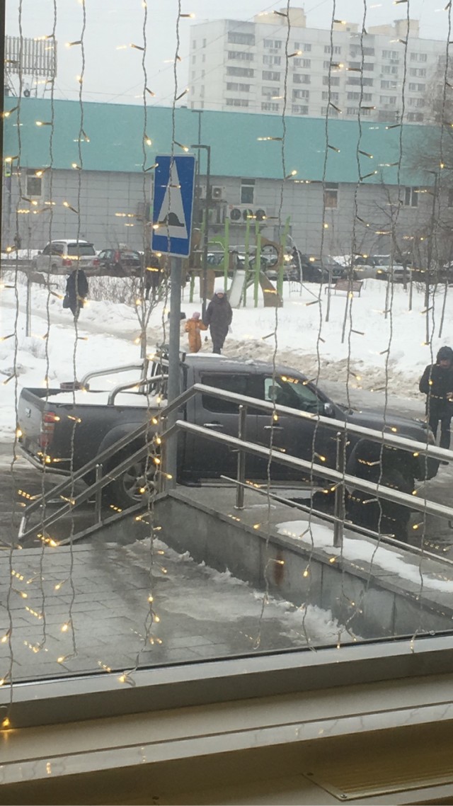 И о вечном. Дележка парковочного места на этот раз в Электростали.