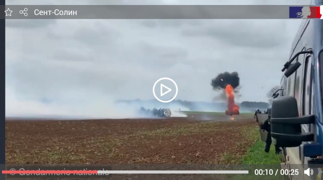 Уже несколько часов в местечке Сент-Солин во Франции идёт битва между протестующими и жандармерией
