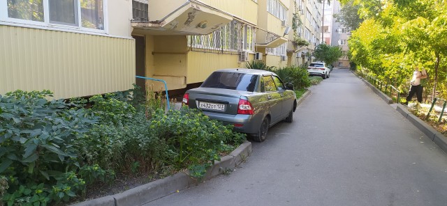 Соседи машинами загораживают вход в подъезд