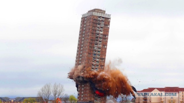 Трещит многоэтажный дом.
