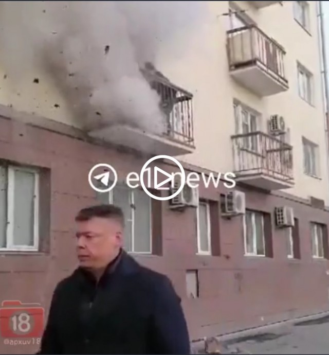 В Екатеринбурге 18-летний парень влез на балкон, чтобы потушить огонь