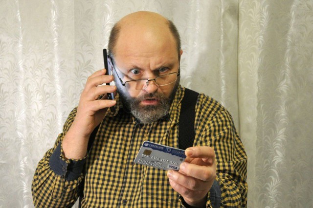 В Екатеринбурге обычный пенсионер перевел мошенникам всего-то 16 млн. рублей. И это его еще успели остановить!