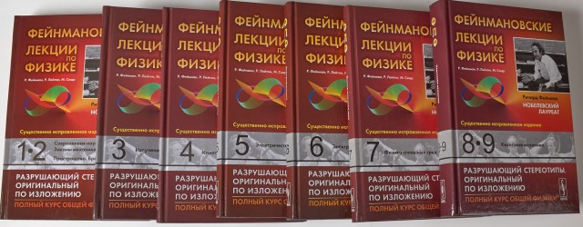 Книжные полки с книгами
