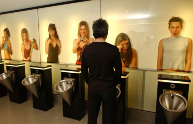 А теперь важная тема: Почему мужики иногда промахиваются мимо писсуара?