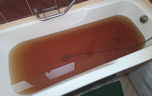 Прорыв канализации в СВАО: жители пять часов наблюдают ржавую воду