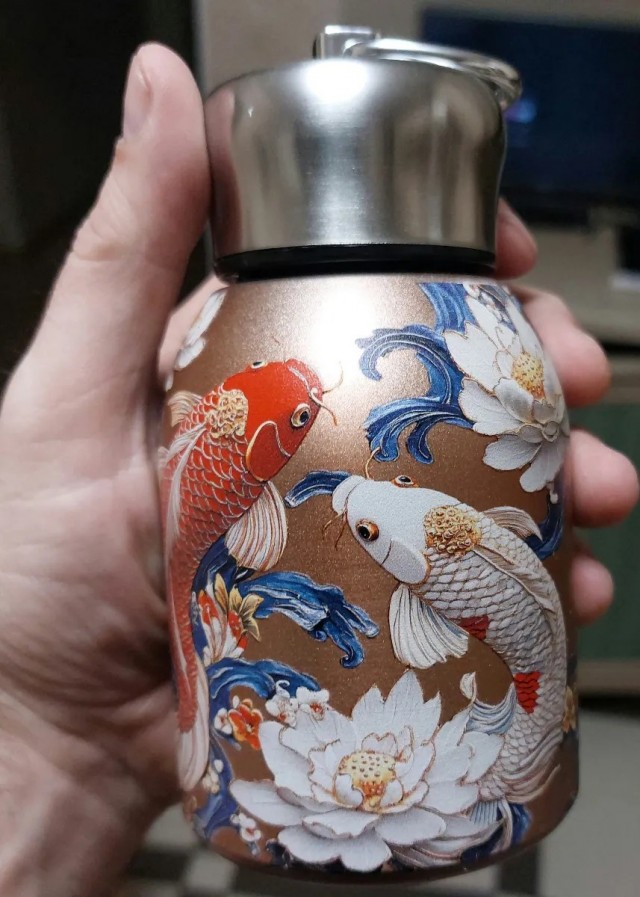 Бутылка и карпы