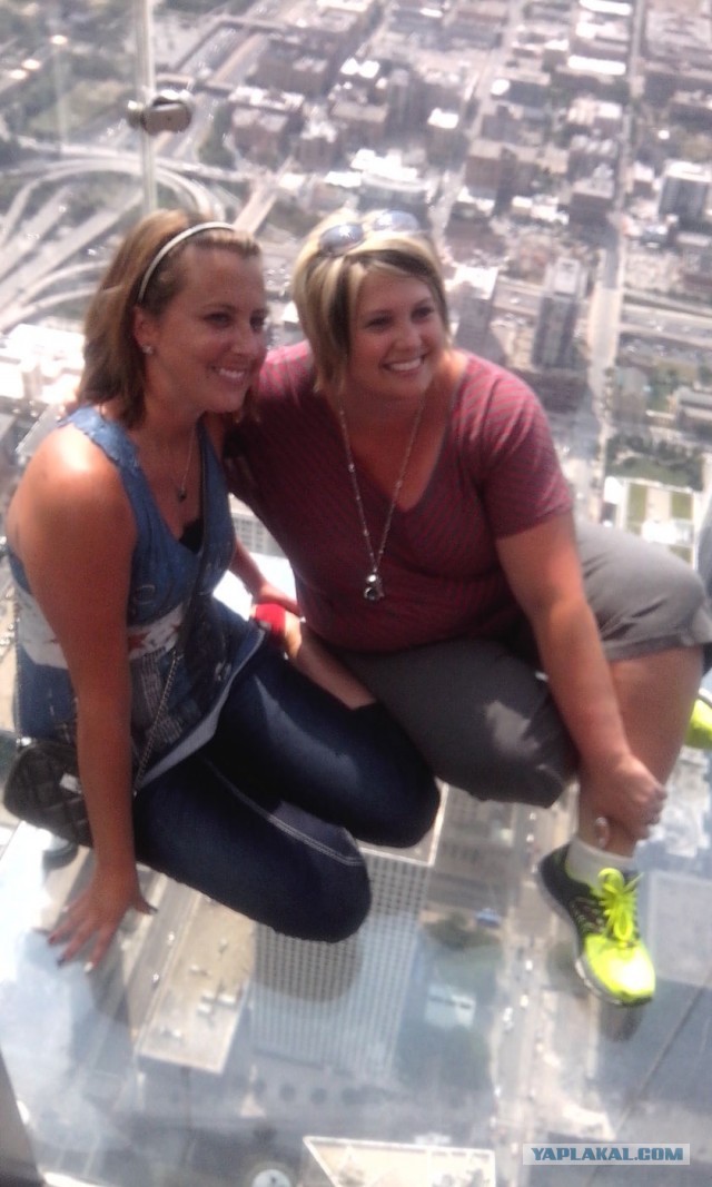 С небоскреба Willis Tower падают кирпичи