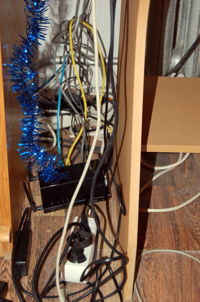 А как ВЫ укладываете кабеля на рабочем месте?