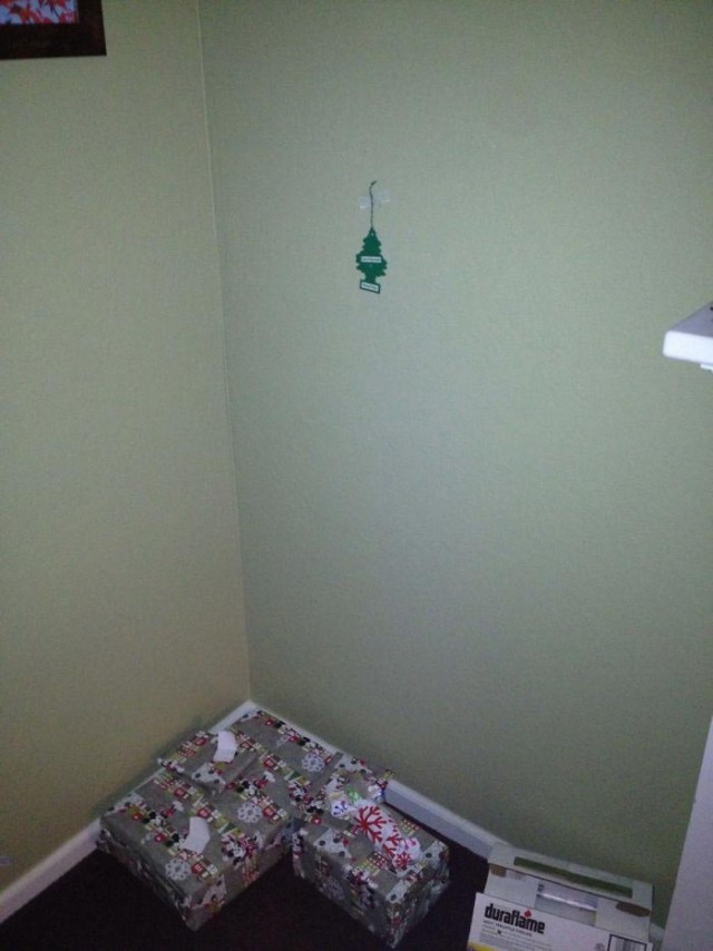 20 смешных случаев, когда людям было лень украшать дом на Рождество
