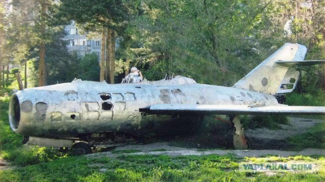 Самолет во дворе