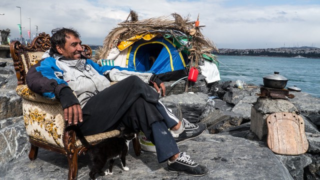 В Сызрани «Пятерочка» специально портит хлеб грязной водой, перед тем как выбросить