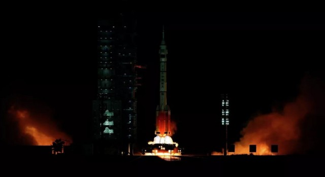 Китай запустил вторую пилотируемую миссию к своей орбитальной станции