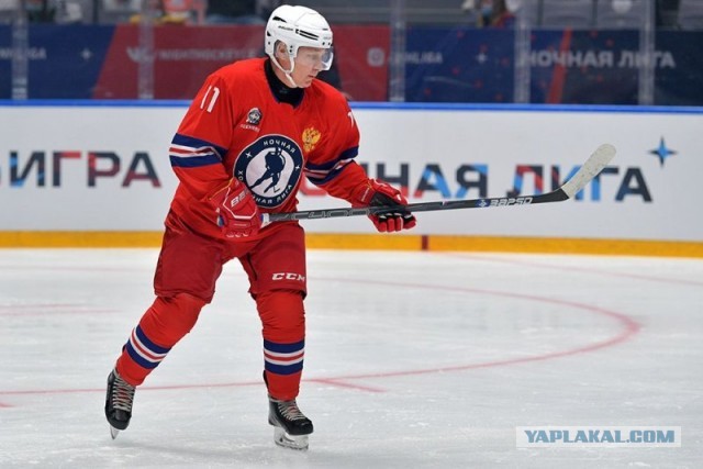 "Опять он забил 6-7 голов. Поддаетесь?"