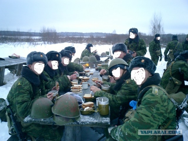 «Шведский стол» в солдатской столовой